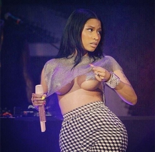 insertnamehere96:  Nicki is just so damn fine 👅💦