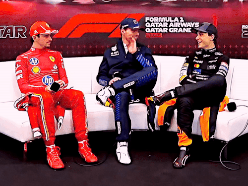 Oscar Making Max And Charles Laugh At The Start Of The Press Conference 🤏🏻