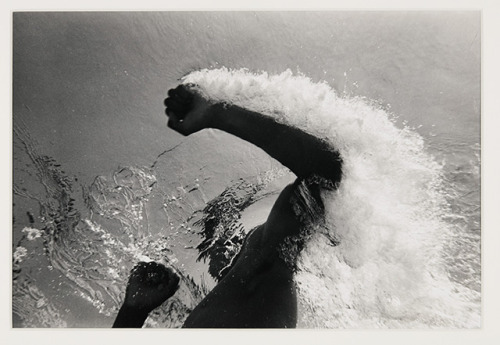 desimonewayland:  FLIP SCHULKE, TRAINING UNDERWATER, 1961.  The underwater shots of the boxing legend were taken in a Miami  swimming pool in 1961. The 19-year-old boxer, then still known as  Cassius Clay. Sotheby’s  