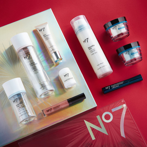 Treat her to a spa day, every day, at home withthe gorgeous, skin-changing No7 Star gift set.