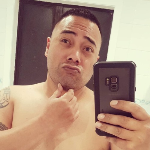 sekipolyuce: Now I know why I let by beard grow… To hide my double chin  #Me It also hides hi