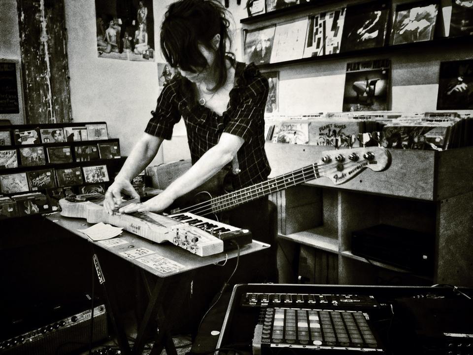 Earwax Records Brooklyn in- store last weekend. Cheers to the Earwax staff & Psychic Mule Recordings.
pic: Laura Ortman