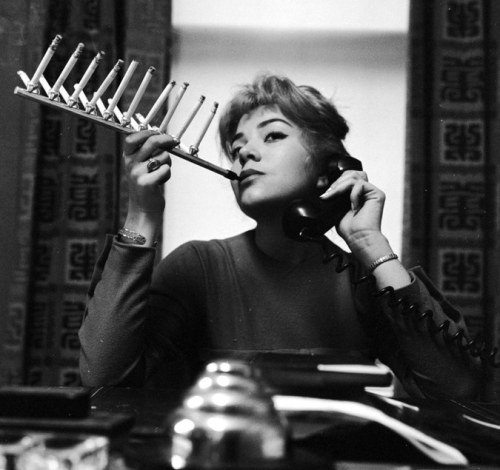 sleepy-siren:sixpenceee:The Chain Smoker, a device that allows for the smoking of 20 cigarette at on