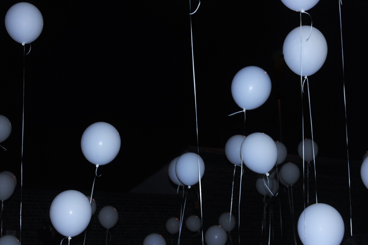 pueriluna:  ballons at night 