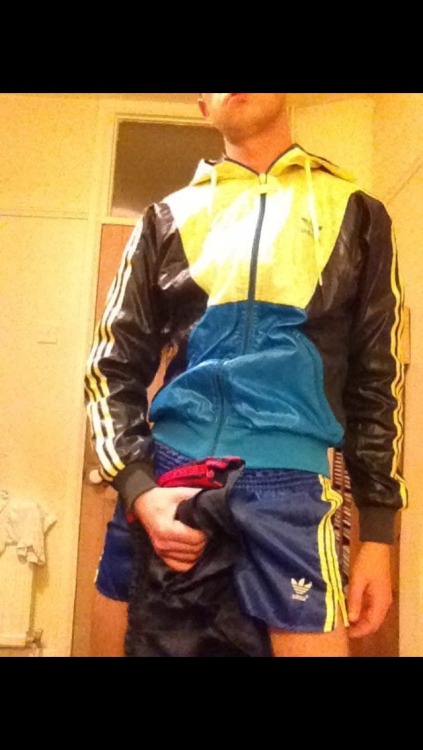 shinynylonshorts: Hot as fuck!!! :-))