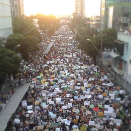 O mar de pessoas e cartazes, apenas um ferido, e o protesto chega ao seu destino sem problemas. Obrigada Recife, por me fazer ter orgulho do meu povo!