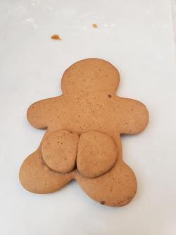 theshittyfoodblog: Couldn’t find any gingerbread men with buttcheeks on Google. Had to make my own.