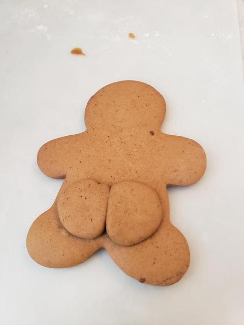 theshittyfoodblog: Couldn’t find any gingerbread men with buttcheeks on Google. Had to make my
