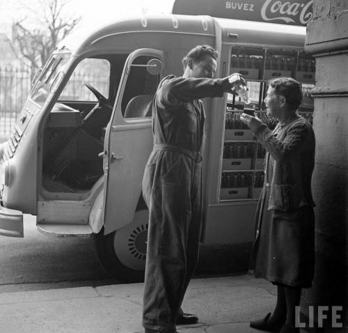 Coca-Cola comes to France(Mark Kauffman. 1950)