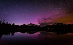 tulipnight:  Sparks Lake Aurora by tobyharriman on Flickr.