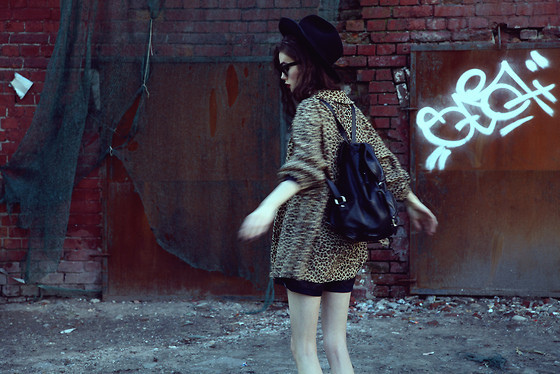 daisywasteland:   darkskie-s:  youmustbeloco: 09.05.2013 (by Violet E. ) Edgy fashion