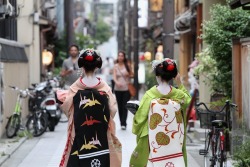 okiya:  Maiko Fukunae and Maiko Fukucho, Miyagawacho (via 宮川地区の舞妓はん - 仲ちゃんの思い出 - Yahoo!ブログ)