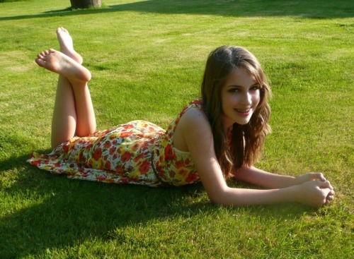 gemrapper:  barefootgirlfriends:  ;)  So gorgeous and cute would love to fuck her and lick her delic