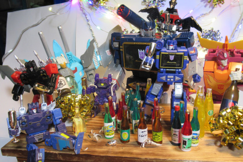 happy new year!please drink responsibly unlike these robots  (´Д｀);;;;
