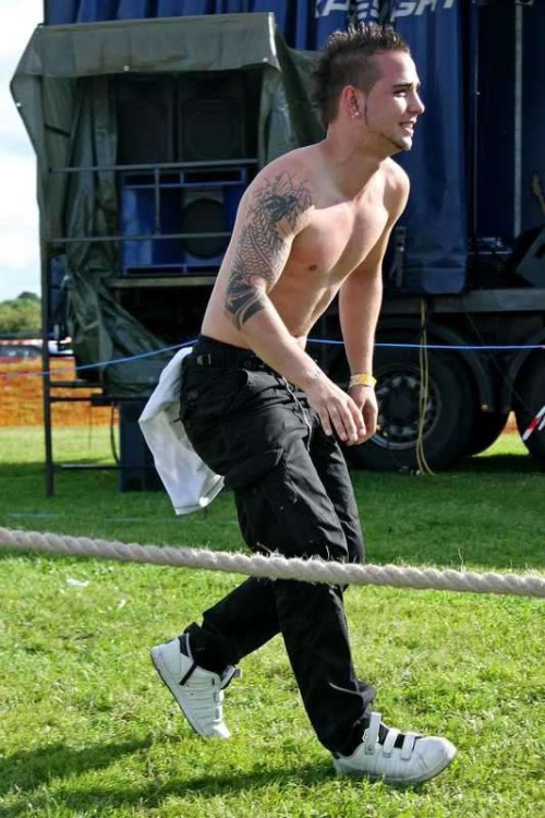 tradiesandchavs:  Some hot chav guys!!!