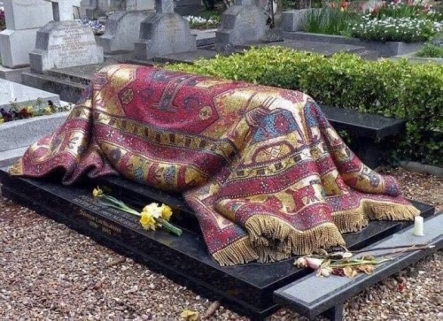 wolfsmom1:blondebrainpower:The Paris grave of ballet dancer Rudolph Nureyev. The carpet coverin