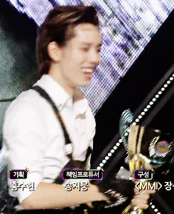 taenggyu:  A happy dino with his trophy o(≧▽≦)o 