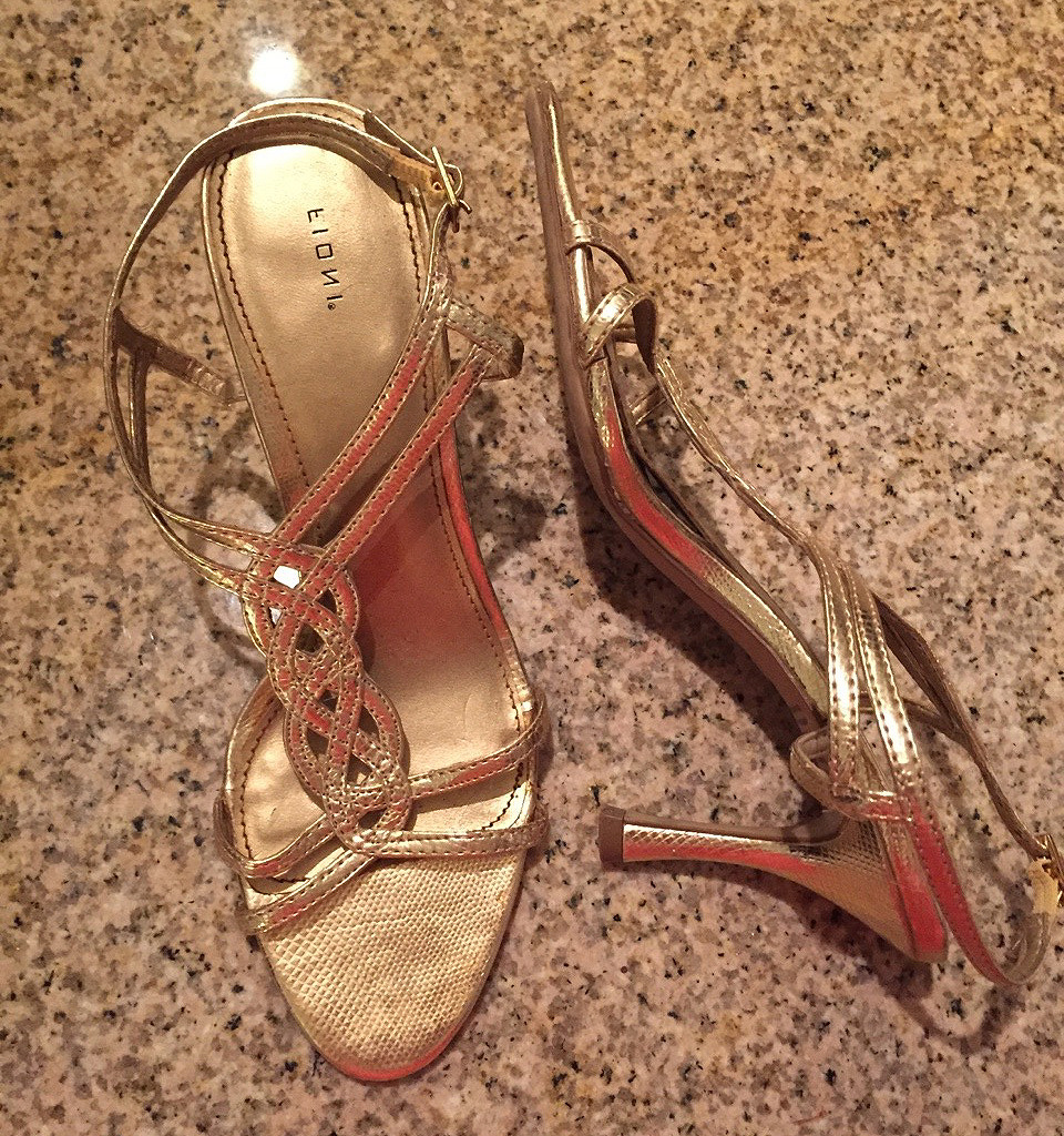 sarahsfeet:  These are some of the last pairs of flip flops/sandals/heels that I