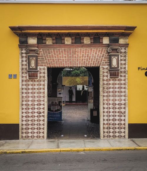 Vista de la hermosa portada manierista de la Casa Garci Holguín, labrada en el siglo XVII, que osten