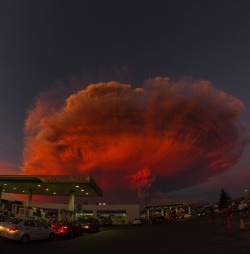 putaperonotuya:  Fotografía 📷: Raul Vasquez.  Erupción de Volcán Calbuco, Rio Blanco. Zona Sur de Chile. 22 de Abril, 2015.