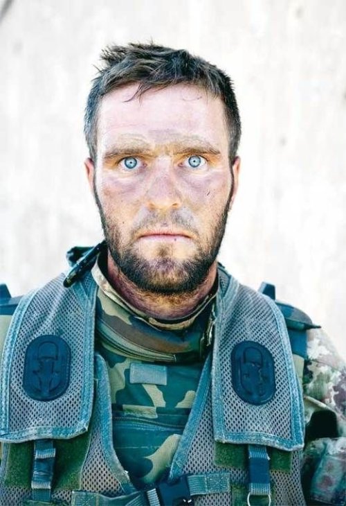 the-history-of-fighting:An Italian soldier photographed after 72 hours of combat. The look on his fa