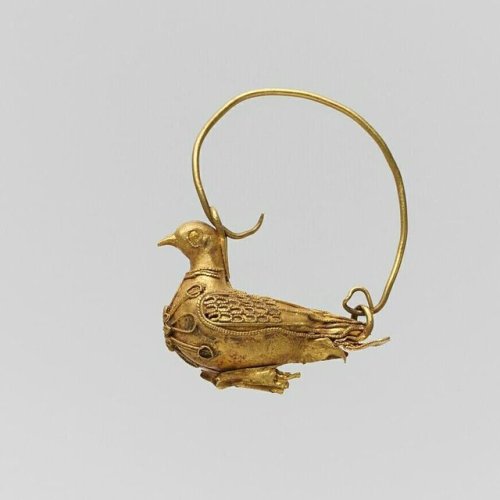 indigodreams:Ancient Greek hellenistic gold earring in the form of a dove. 2nd century BC. Metropoli