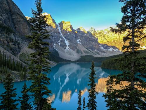 thebeautifuloutdoors:On my trip to explore Canada I was recomended to view Moraine Lake. I woke up e