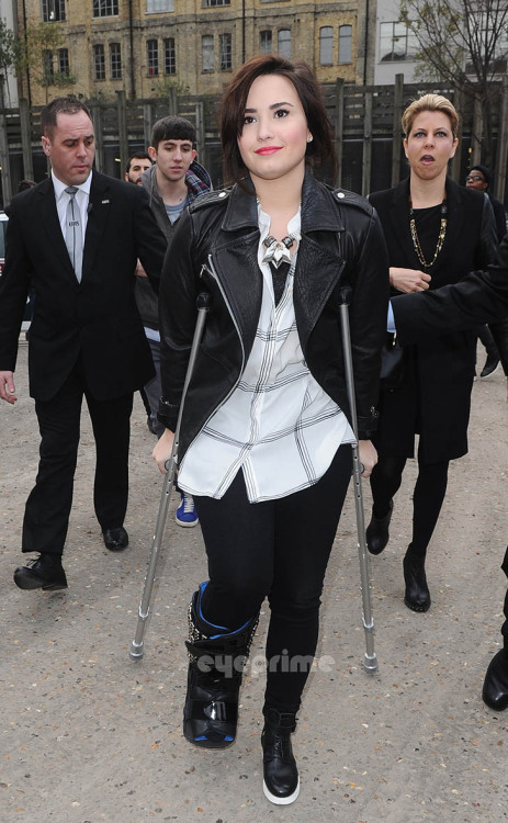 demibr-noticias:  Demi Lovato chegando ao “London Fashion Week”,