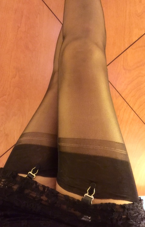 seamsforfun: Yet another selfie. Fully Fashioned Stockings and shiny metal clasps x