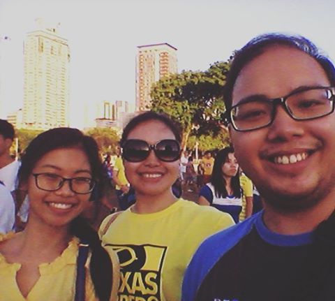 Blue in a sea of yellow. Kay Mar kami. #PiliPinasDebates2016 #MarLeni (at Quirino Grandstand-Luneta)