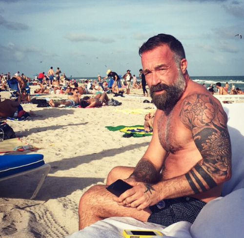 planesdrifter:  Follow planesdrifter: trueTHAT if you’re an admirer of older, hairy natural and musc