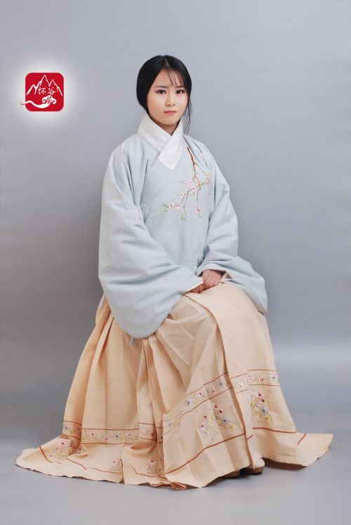 fouryearsofshades:Winter 2016 by  怀谷居Traditional Chinese Hanfu.