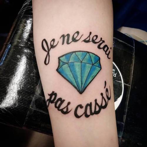 French for “I will not be broken.”  Thank youuu.  #tattoos #french  #daimond #tattoo  #artistsontumblr #artistsoninstagram #electrum  #ravenseyeink #tattooartist