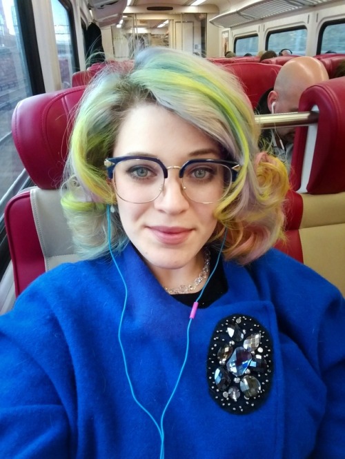 cambriakilgannon:molliedollie:Some of my crazy cute rockabilly hair this weekUm, holy wow