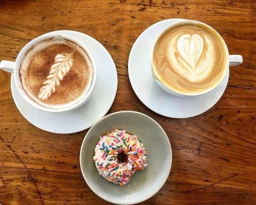 10speedcoffeeCoffee and donut date ☕☕......#10speedcoffee #latteart #hearts #coffeeexplorer #morning