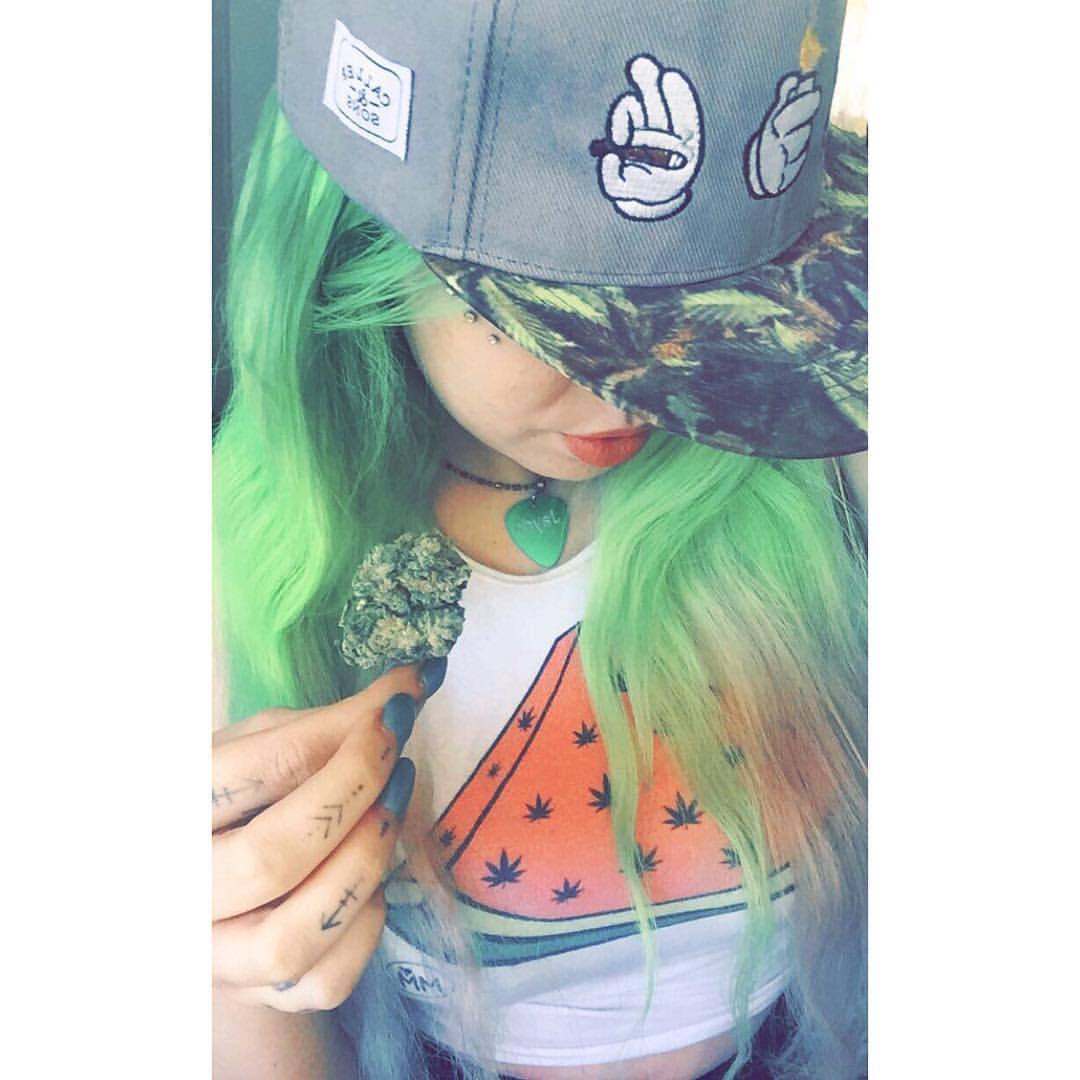 Currently taking over @weedhumor Snapchat Weedhumor420 👻 come watch! 💚💨