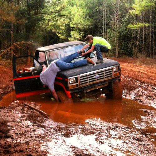 thatjeepgirl-crissey:  lowdownandlonesome:  Dropped my dip  Bro just get in the mud