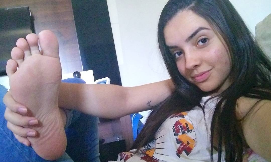 perfecttoesandsoles:😍feet_lari😍