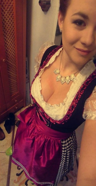 >> Even more sexy Dirndl Babes