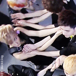 lil-duckling:  …and there’s Zitao ㅎ_ㅎ 
