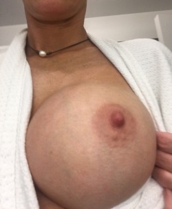 gwenniethewife85:  gwenniethewife85:  Boobs  Almost to 100!