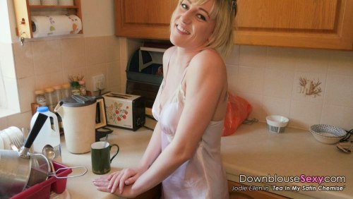 http://downblousesexy.com/M7Y8V #blonde #blondebabe #britishbabes #britbabes #voyeur #faketits #sexy