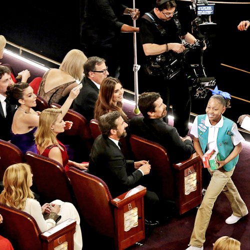 midrangenice:Steve Carell and Tina Fey buying some Girl Scout cookies, at the 88th Academy Awards.