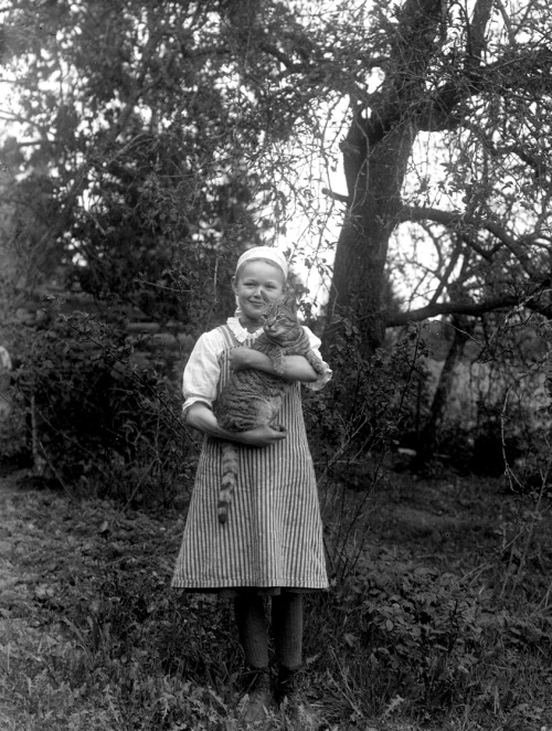 vintage-sweden:“Greta Hällman and the cat”, 1920, Sweden.