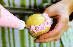 simplyfoodgifs-deactivated20150:  Easy Cupcake Frosting Technique x   ك