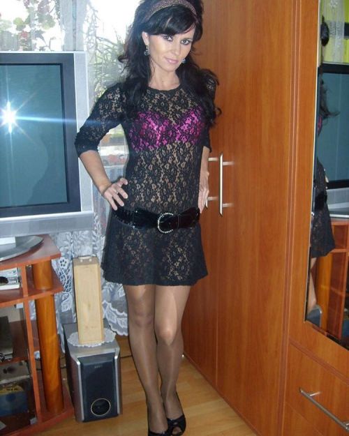 milfogram:This brunette slim fit milf knows how to keep good form.  #milflets #sexymilf #hotmilf #ho