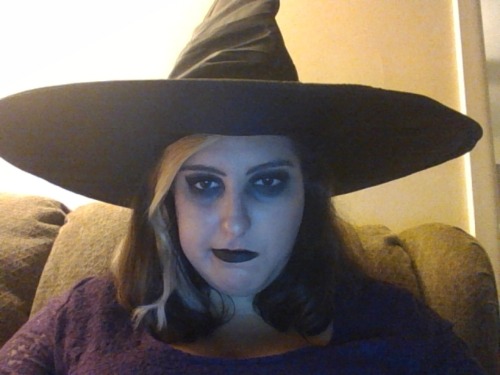 dasfreefree: sittin with nothing to do on halloween like