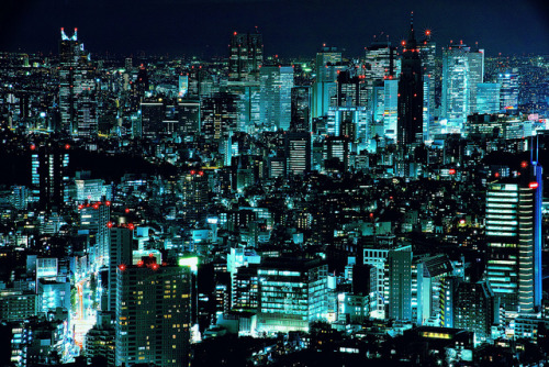 ileftmyheartintokyo:  Noct Shinjuku by hidesax on Flickr. 