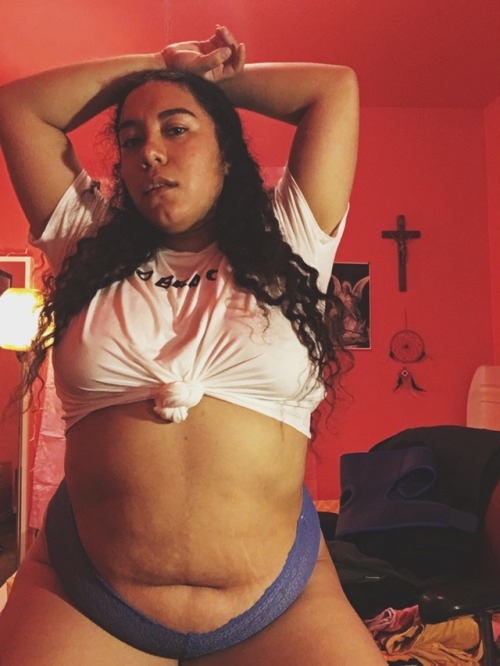 morena-echa-de-canela: no bra &amp; big belly club