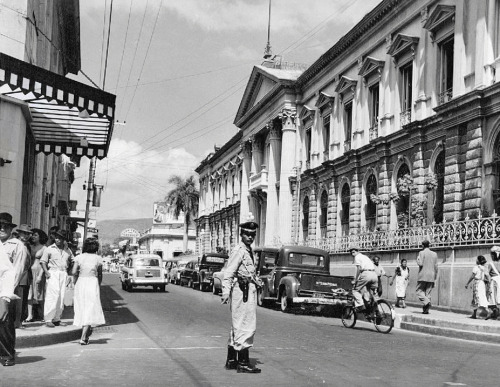 Costado sur del Palacion Nacional sobre la 2da Calle Poniente, San Salvador, El Salvador.